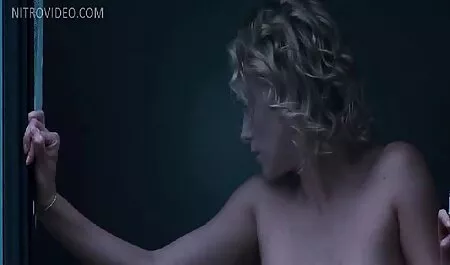 Mientras culiando en el motel los chicos miran fútbol, ella tiene sexo