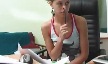 Desnudo admirar a los que siguen con su cuerpo y culiando por dinero su coño