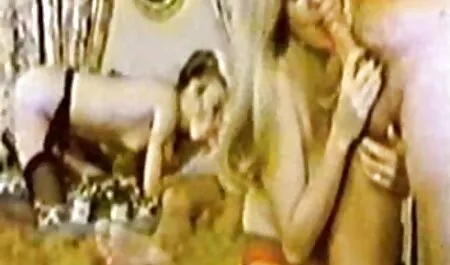 Grandes piernas abiertas, acariciando a una novia en el culiando en despedida de soltera chat de sexo