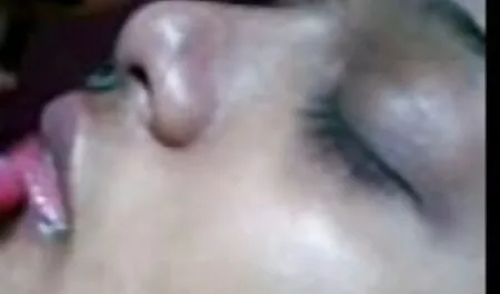 Chica, saltar en el poste y brillar con un cuerpo culiar x Porno chat