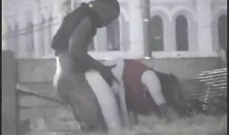 Un hombre negro regando, videos como culiar Tetas pequeñas.