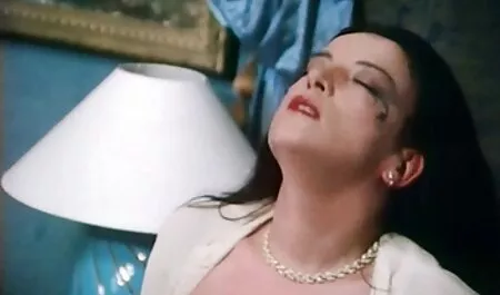 Chica caliente con una mujer y asiática para la gente culiando en el cine blanca