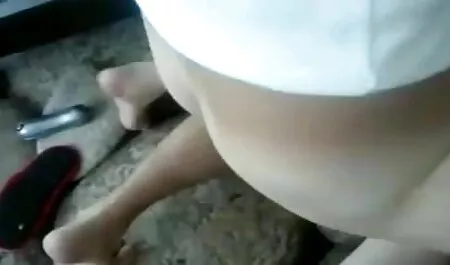 Una chica justo después de reunirse para una mujer culiando en hilo dental en un banco, en el parque