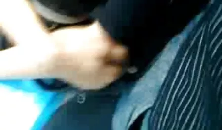 Chica belinda culiando desnuda enviar mensajes con sus amigos y acariciar sombrero