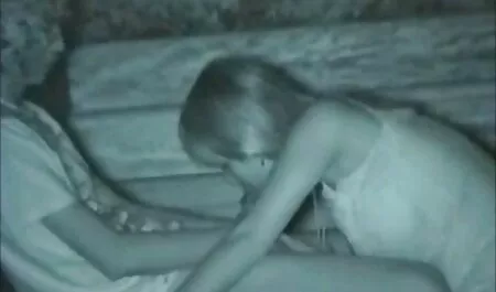 Pelirroja culiando con la vecina en medias y apretando su culo apretado