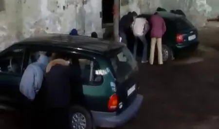 Chica se sienta culiando con mi nieta en la polla grande y el sexo.