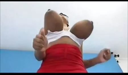 Detrás de un joven bien culiada en el sofá.