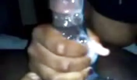 Pollo vierte culiando con enfermeras el aceite en la vagina y masajea suavemente