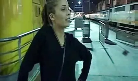Dulce rubia y hablando culiando en la cosina por teléfono