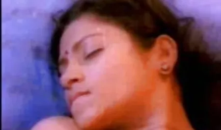 Una chica pegando una masturbándose entonces follando que rico culiar