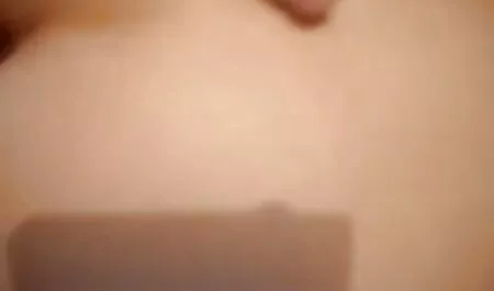Amateur: chica acariciando un amigo de los genitales, primer culiando con la nieta plano,