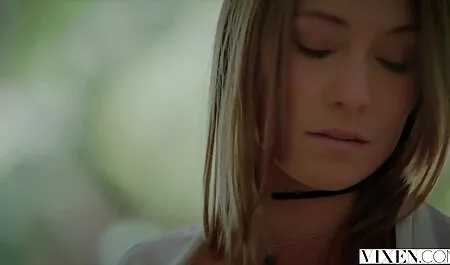 Una chica blanca tomar una mujer negra en culiando con mi amiga anal.