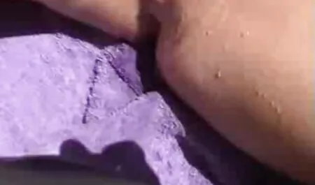 Joven hijo mismo en el culo culiando con mi comadre con un dedo y tocar el