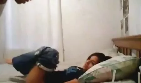 La multitud en los suburbios, y sus amigos organizan sexo fresco culiando a la niñera