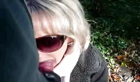Chica de piel oscura en el coño y gimiendo culiando con desconocidos antes del orgasmo