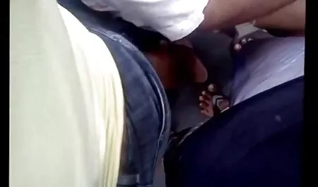 Una hermosa morena y un chico en el grupo xnxxculiando
