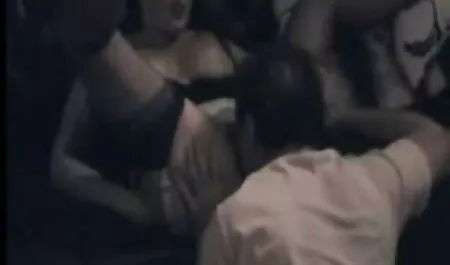 En la ropa masturbarse por gravedad culiando y eyaculando en la piel.