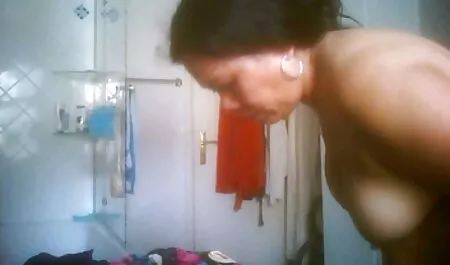 Diana frágil masturbación con la mano culiando a la hijastra