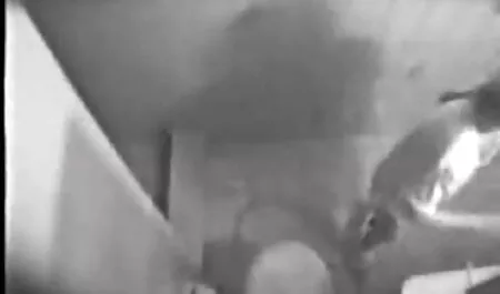 La relación entre la noche en un cómodo culiando amiga sofá