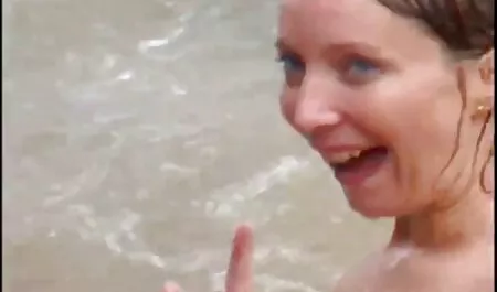 Jessica con una falda corta, un hombre culiando sabroso en la calle