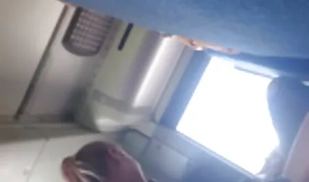 Un hombre gay, lleva a un hombre a la culiando con tanga habitación