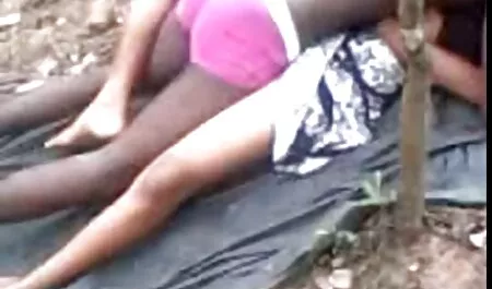 La chica rasga el pelo virgen de culiando en el barrio una joven novia