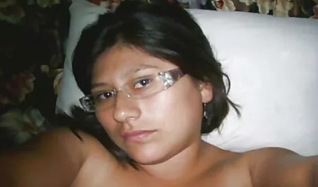 Hermosas mujeres en medias y creó una mamada de 1 persona culiando en el bus