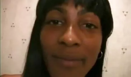 Chica joven culiando borrachas desvestirse y látigo