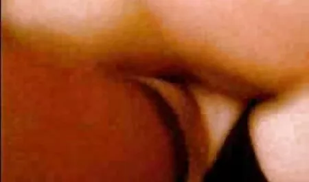 Chica culiando en la playa checa de 18 años conoce a un hombre con su boca y tragando su