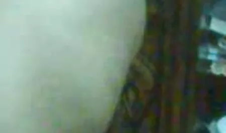 Un hombre que trae a una chica con un negro culiando veneno tan grande al punto