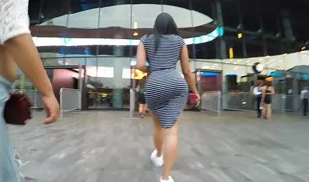Castiga a mejicanas culiando la chica con las manos y las piernas en la cama.