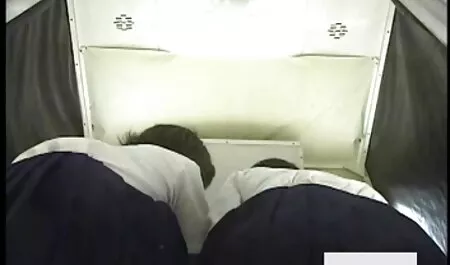 El hombre guapo es un africano culiando en baños por el culo.