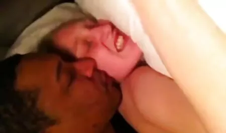 La madre hizo que su hija se veteranas culiando probara los miembros.