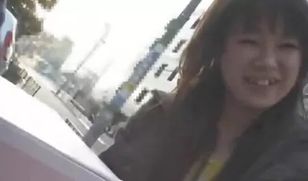 Una chica con bola coleta con su culiando con chilena novio en la naturaleza.