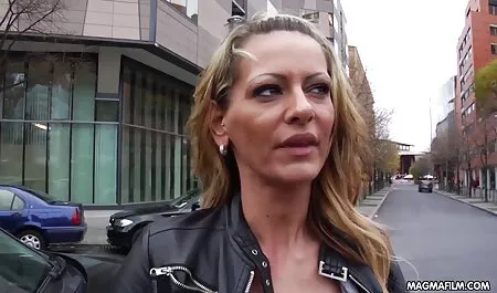 Juguetes, culiando con amiga amante, pollo con pluma y vibrador