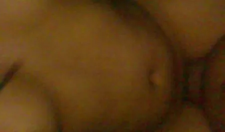 Chica culiando con la secretaria con tatuajes muestra con diferentes juguetes