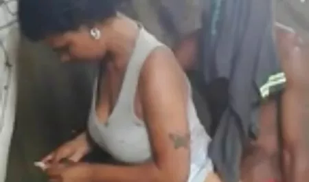 Hermosa chica, culiando con el fontanero ayudar a un amigo a vivir mucho tiempo y para su culo