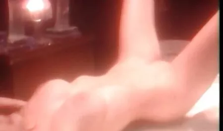 Con medias de cuero piernas hace esclavo lamer culiando en el colegio sus pies