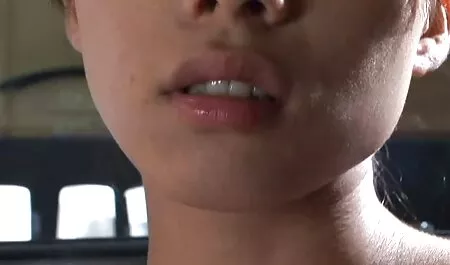 Sandra culiando a la vecina con clase, estropea la ropa de lencería erótica