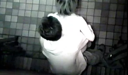 Amante en vestido culiando en el baño blanco muestra cuánto ella ama straponnya