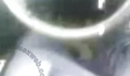 Las chicas estimulan el clítoris durante el amigos culiando sexo.
