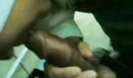 Lesbianas culiando de pie activamente atornillado chica en medias