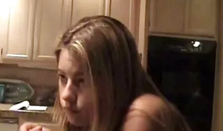 Hombre en ver culiar diferentes poses friendo rubia pequeña