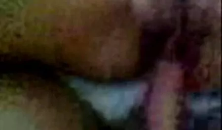 Nombre loco en un traje de médico acoso a una chica negro culiando blanca en un abrigo
