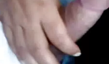 Amante hace esclavo culo con correa culiando en el bus en la polla