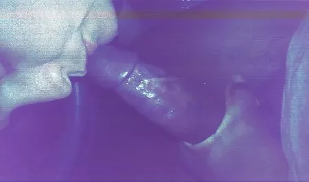 Pelirroja porno milf desvistiéndose lentamente en el sofá culiando con pollas grandes