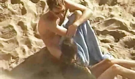 República Checa en el como culiar rico estanque un arma larga en un hombre en la piscina