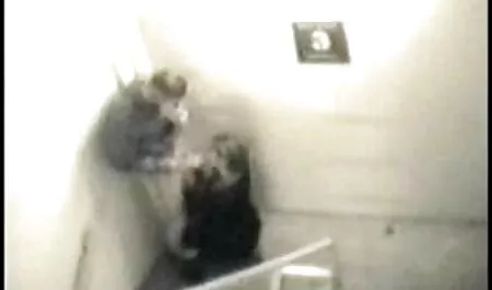 Madura meando en cada culiando en la ducha otro boca en orgía