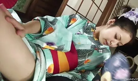 Flaco chica desnuda masturbándose con juguetes de su culiando con tanga favorito,