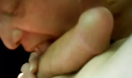 18 años de edad chica rusa admirando su cuerpo desnudo culiando ami prima en el espejo